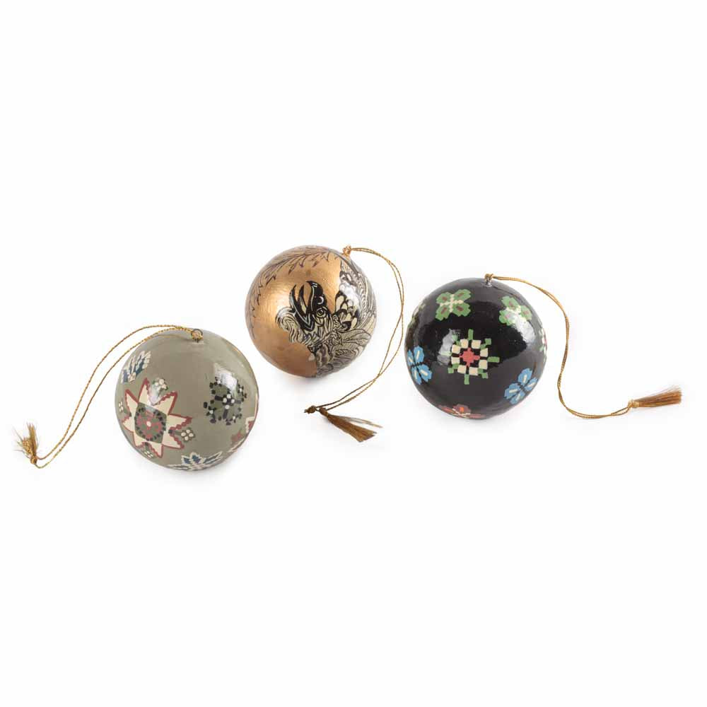 Set of three decorative baubles: Minzu